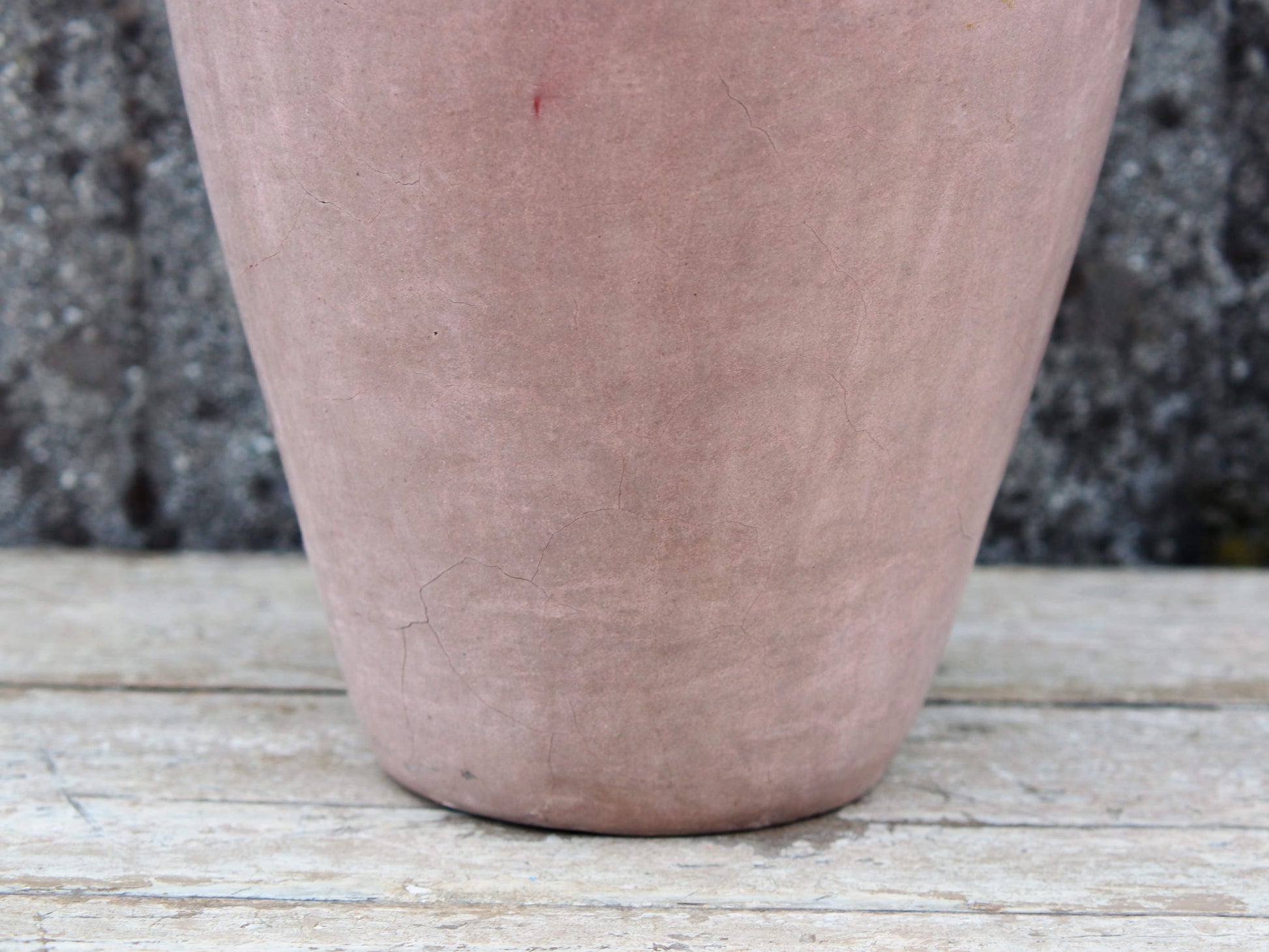 Vaso tadelakt, un intonaco di origine marocchina tipico della città di Marrakech, un metodo completamente ecologico basato sull'utilizzo di calce idrata, sapone nero, pigmenti naturali e cere.Dimensioni Diametro 25 h47cm.