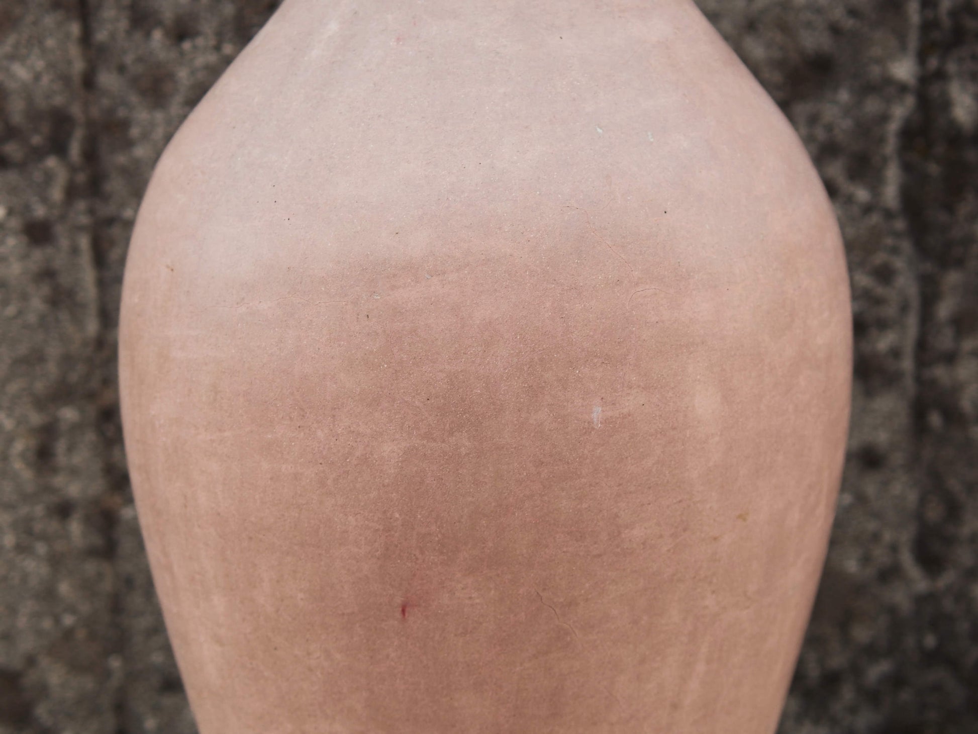 Vaso tadelakt, un intonaco di origine marocchina tipico della città di Marrakech, un metodo completamente ecologico basato sull'utilizzo di calce idrata, sapone nero, pigmenti naturali e cere.Dimensioni Diametro 25 h47cm.