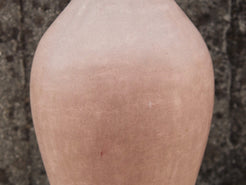 Vaso tadelakt, un intonaco di origine marocchina tipico della città di Marrakech, un metodo completamente ecologico basato sull'utilizzo di calce idrata, sapone nero, pigmenti naturali e cere.Dimensioni Diametro 25 h47cm.