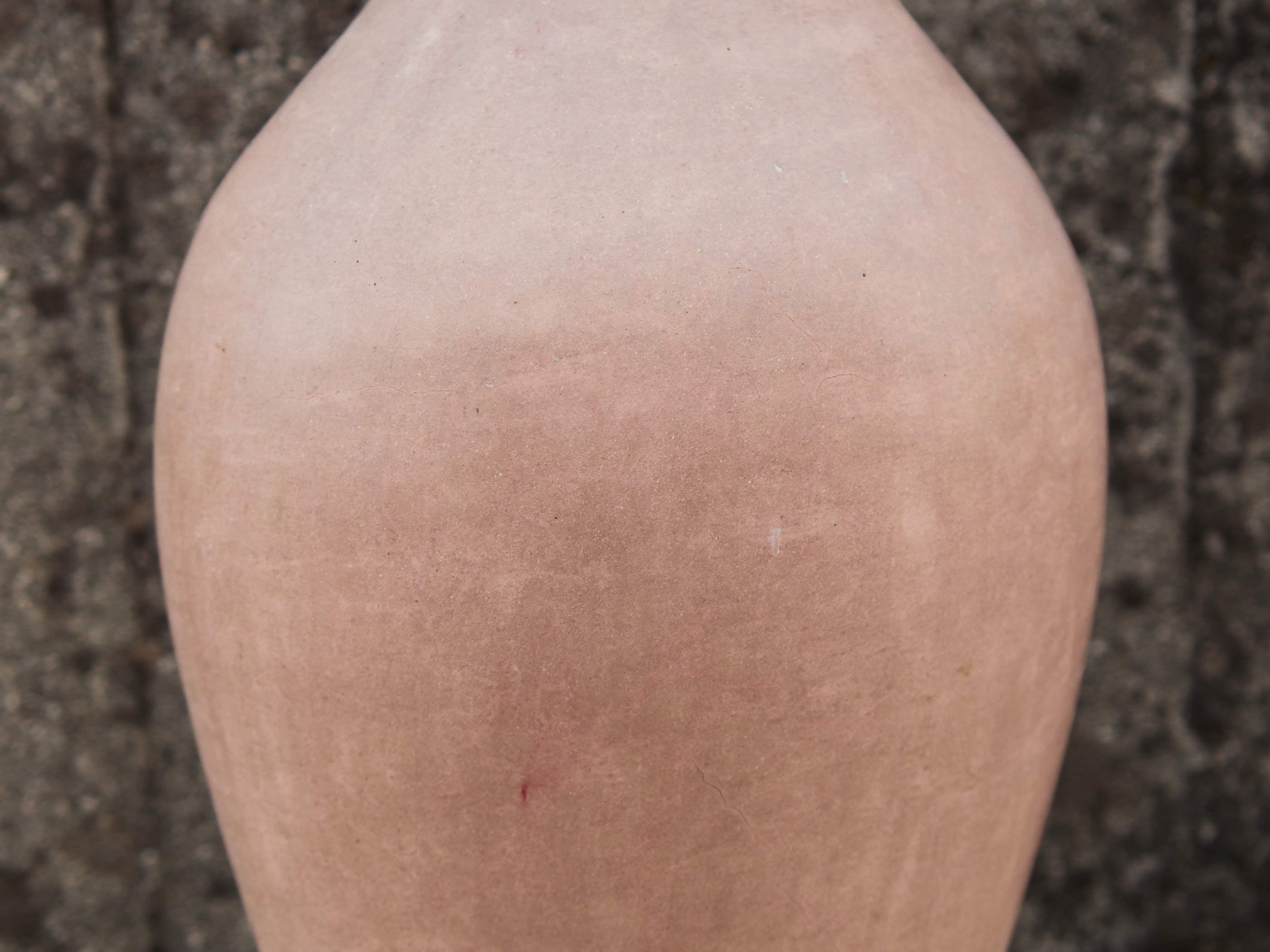 Vaso tadelakt, un intonaco di origine marocchina tipico della città di Marrakech, un metodo completamente ecologico basato sull'utilizzo di calce idrata, sapone nero, pigmenti naturali e cere.Dimensioni Diametro 25 h47cm.