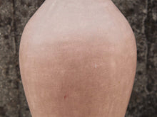 Carica l&#39;immagine nel visualizzatore di Gallery, Vaso tadelakt, un intonaco di origine marocchina tipico della città di Marrakech, un metodo completamente ecologico basato sull&#39;utilizzo di calce idrata, sapone nero, pigmenti naturali e cere.Dimensioni Diametro 25 h47cm.
