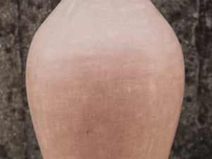Vaso tadelakt, un intonaco di origine marocchina tipico della città di Marrakech, un metodo completamente ecologico basato sull'utilizzo di calce idrata, sapone nero, pigmenti naturali e cere.Dimensioni Diametro 25 h47cm.