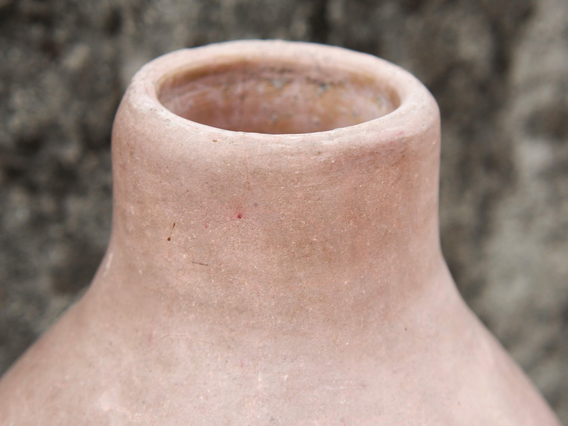 Vaso tadelakt, un intonaco di origine marocchina tipico della città di Marrakech, un metodo completamente ecologico basato sull'utilizzo di calce idrata, sapone nero, pigmenti naturali e cere.Dimensioni Diametro 25 h47cm.