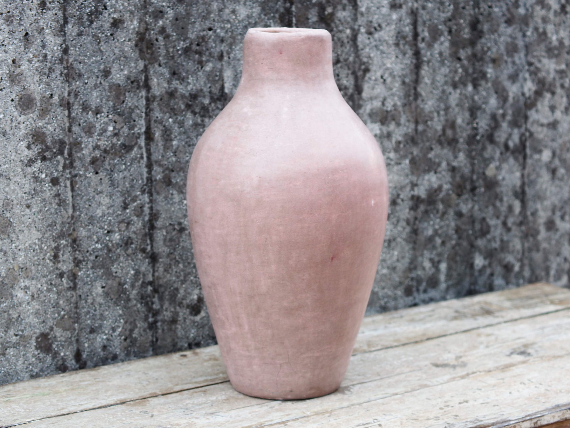 Vaso tadelakt, un intonaco di origine marocchina tipico della città di Marrakech, un metodo completamente ecologico basato sull'utilizzo di calce idrata, sapone nero, pigmenti naturali e cere.Dimensioni Diametro 25 h47cm.