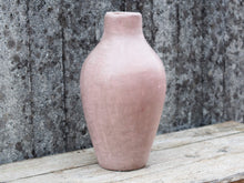 Carica l&#39;immagine nel visualizzatore di Gallery, Vaso tadelakt, un intonaco di origine marocchina tipico della città di Marrakech, un metodo completamente ecologico basato sull&#39;utilizzo di calce idrata, sapone nero, pigmenti naturali e cere.Dimensioni Diametro 25 h47cm.