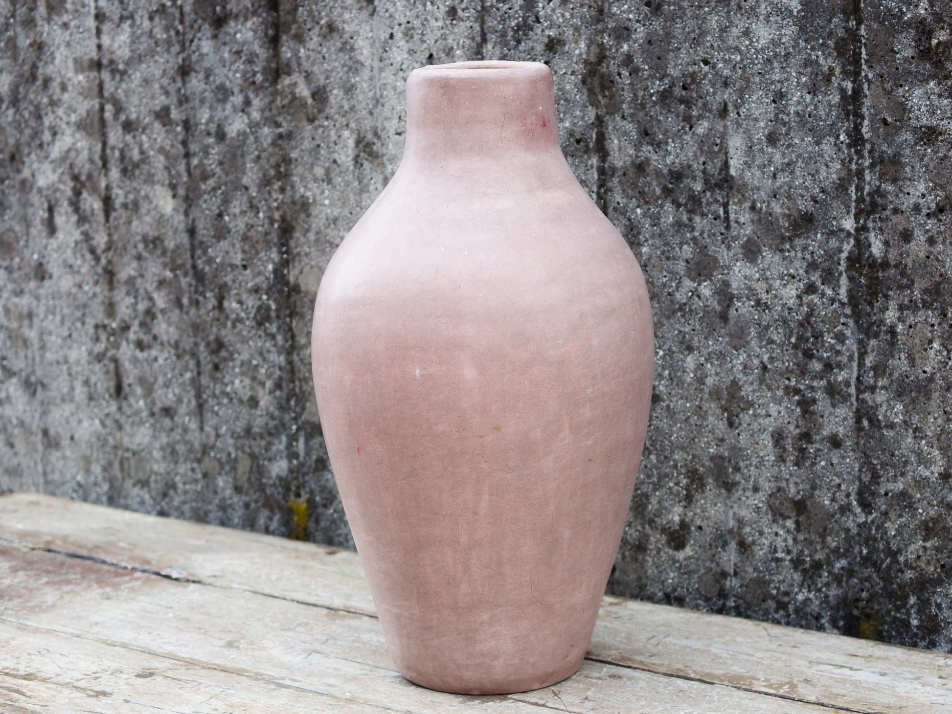 Vaso tadelakt, un intonaco di origine marocchina tipico della città di Marrakech, un metodo completamente ecologico basato sull'utilizzo di calce idrata, sapone nero, pigmenti naturali e cere.Dimensioni Diametro 25 h47cm.