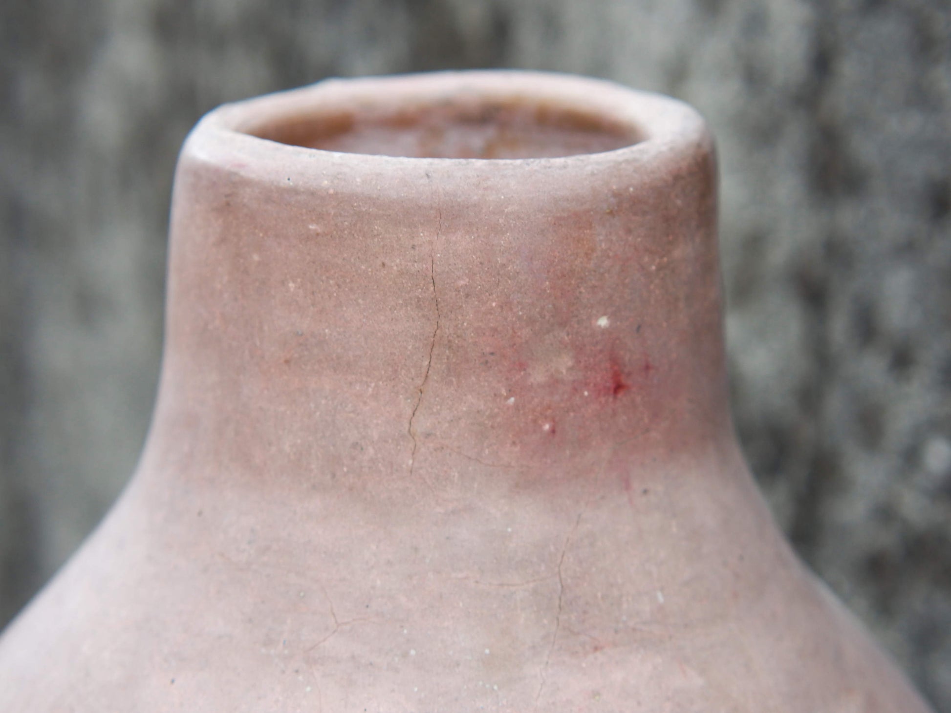 Vaso tadelakt, un intonaco di origine marocchina tipico della città di Marrakech, un metodo completamente ecologico basato sull'utilizzo di calce idrata, sapone nero, pigmenti naturali e cere.Dimensioni Diametro 25 h47cm.