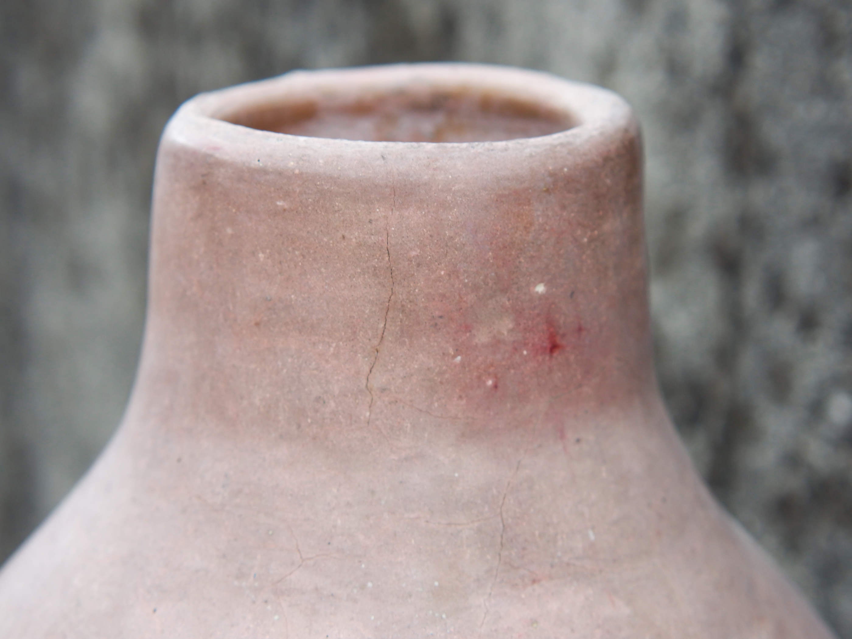Vaso tadelakt, un intonaco di origine marocchina tipico della città di Marrakech, un metodo completamente ecologico basato sull'utilizzo di calce idrata, sapone nero, pigmenti naturali e cere.Dimensioni Diametro 25 h47cm.