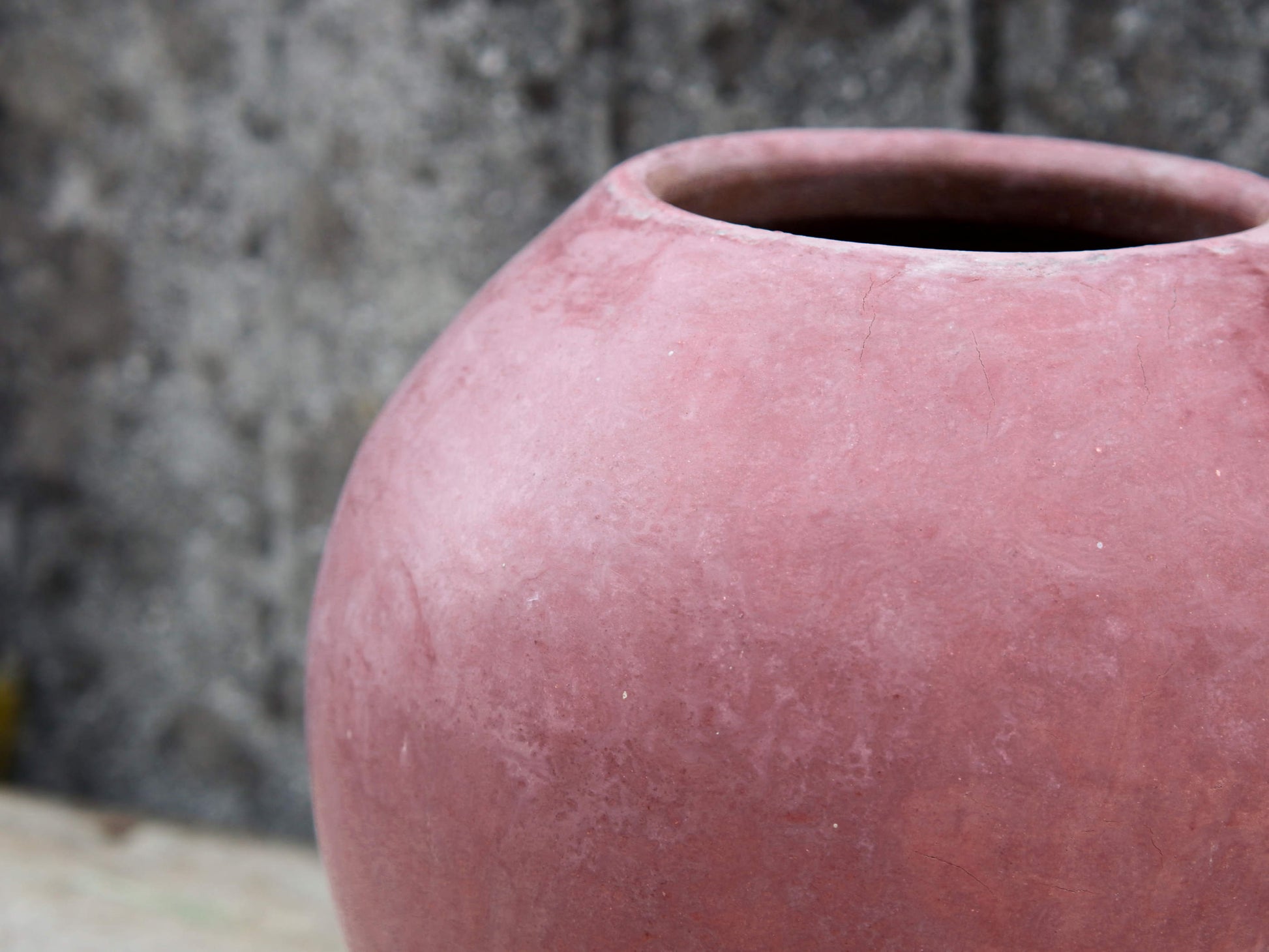 Vaso tadelakt, un intonaco di origine marocchina tipico della città di Marrakech, un metodo completamente ecologico basato sull'utilizzo di calce idrata, sapone nero, pigmenti naturali e cere. Dimensioni Diametro 27 h30cm.