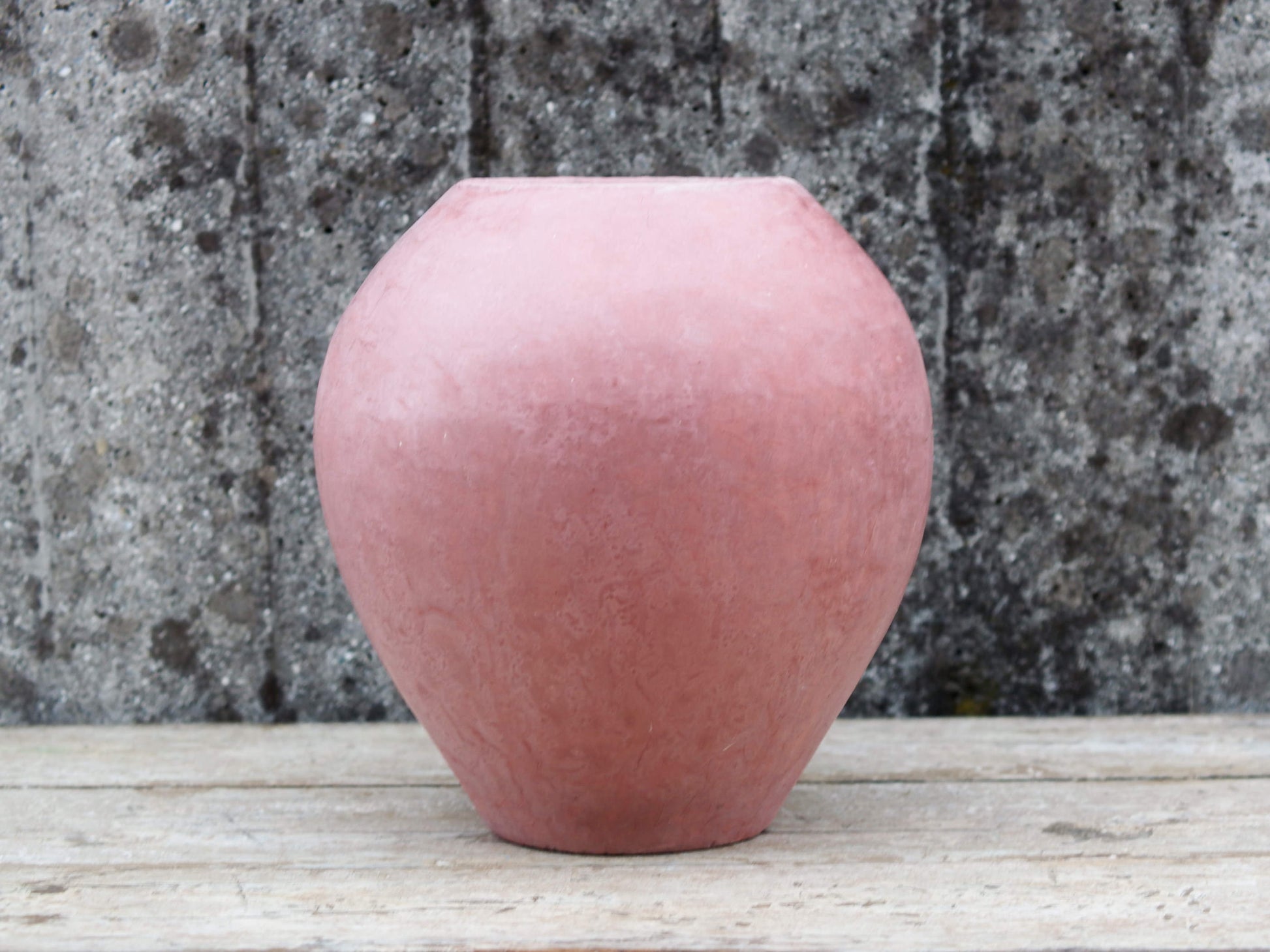 Vaso tadelakt, un intonaco di origine marocchina tipico della città di Marrakech, un metodo completamente ecologico basato sull'utilizzo di calce idrata, sapone nero, pigmenti naturali e cere. Dimensioni Diametro 27 h30cm.