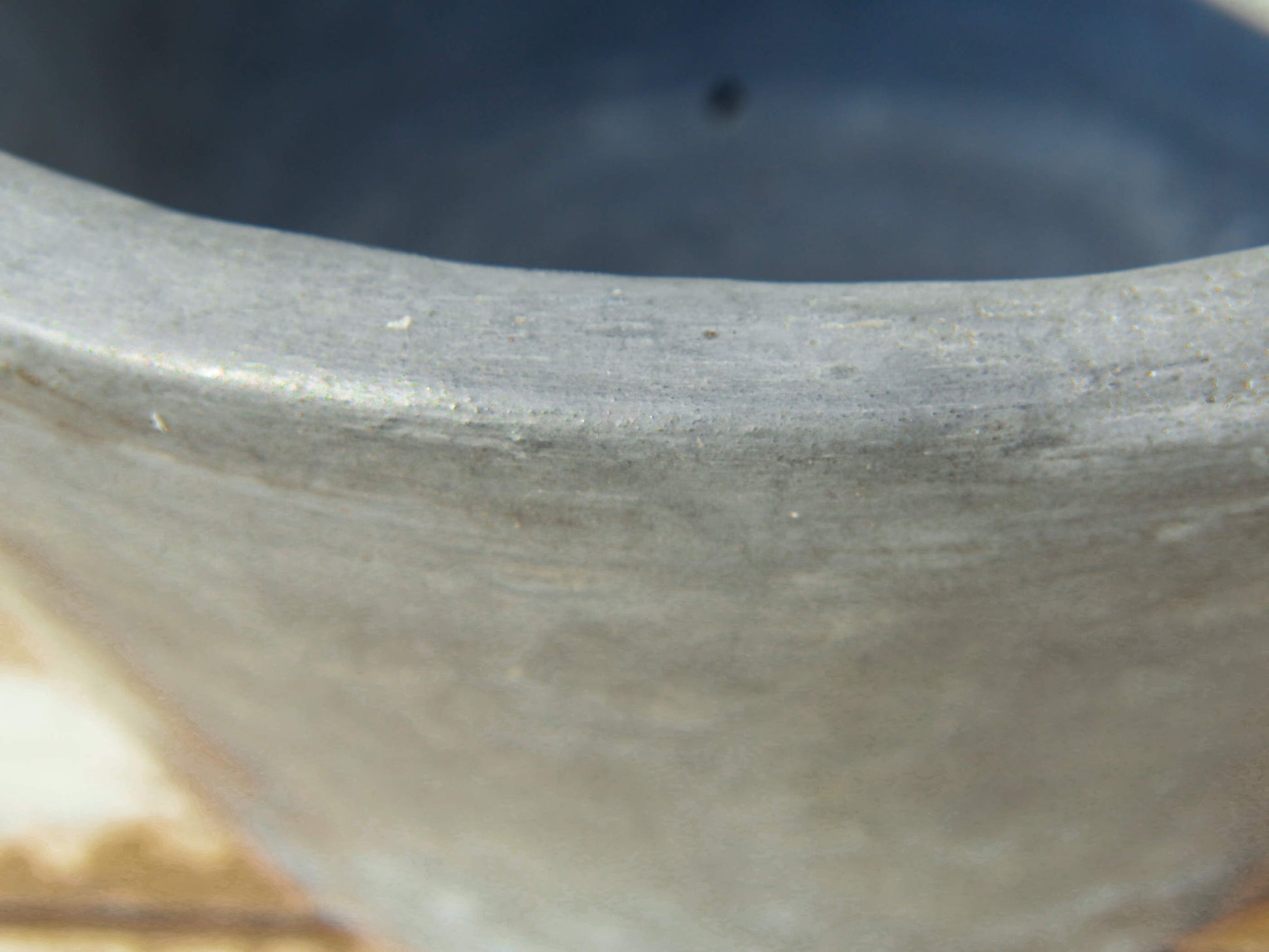 Vaso tadelakt, un intonaco di origine marocchina tipico della città di Marrakech, un metodo completamente ecologico basato sull'utilizzo di calce idrata, sapone nero, pigmenti naturali e cere. Dimensioni Diametro 31 h16cm.