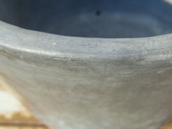 Vaso tadelakt, un intonaco di origine marocchina tipico della città di Marrakech, un metodo completamente ecologico basato sull'utilizzo di calce idrata, sapone nero, pigmenti naturali e cere. Dimensioni Diametro 31 h16cm.
