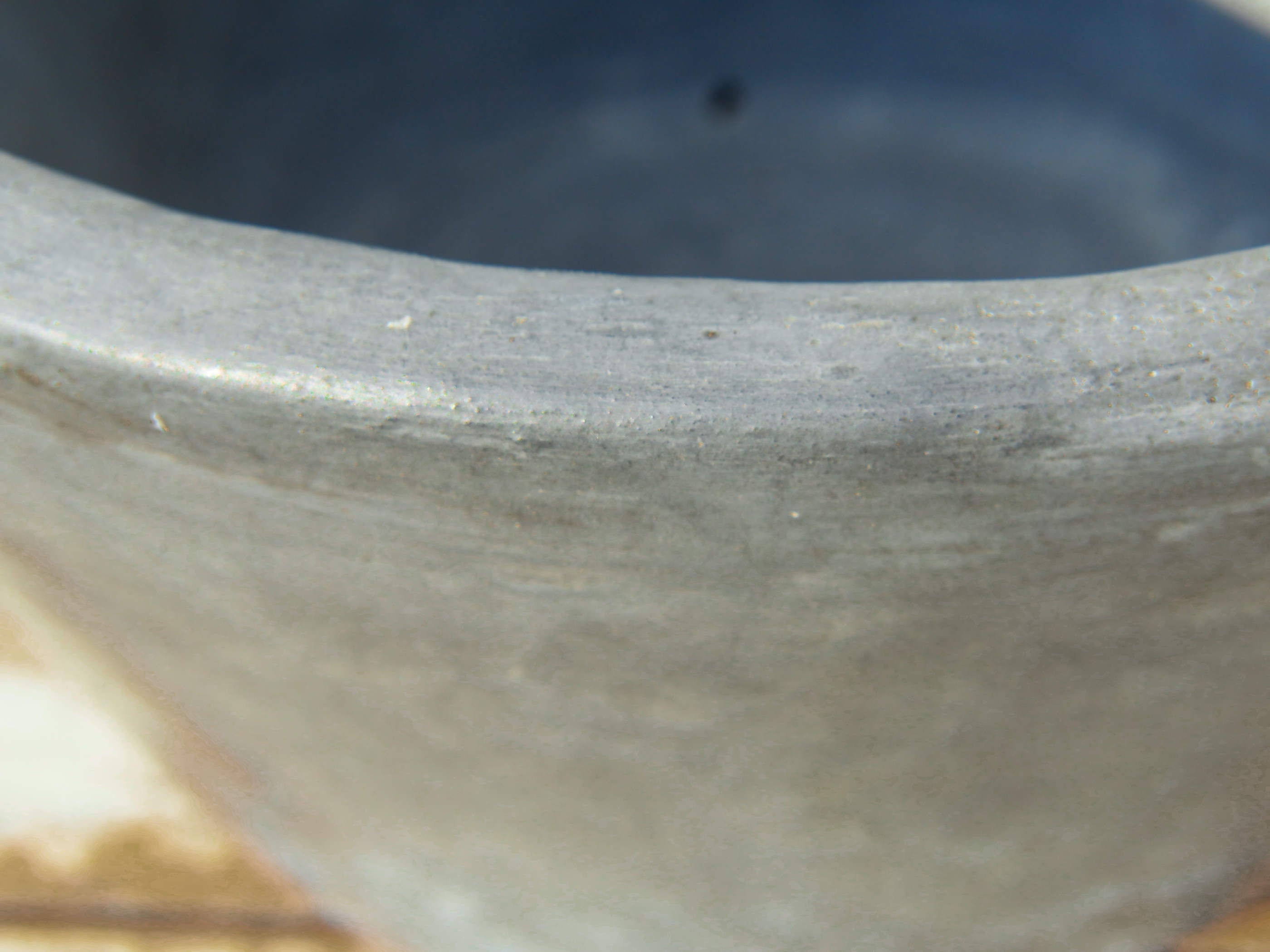 Vaso tadelakt, un intonaco di origine marocchina tipico della città di Marrakech, un metodo completamente ecologico basato sull'utilizzo di calce idrata, sapone nero, pigmenti naturali e cere. Dimensioni Diametro 31 h16cm.