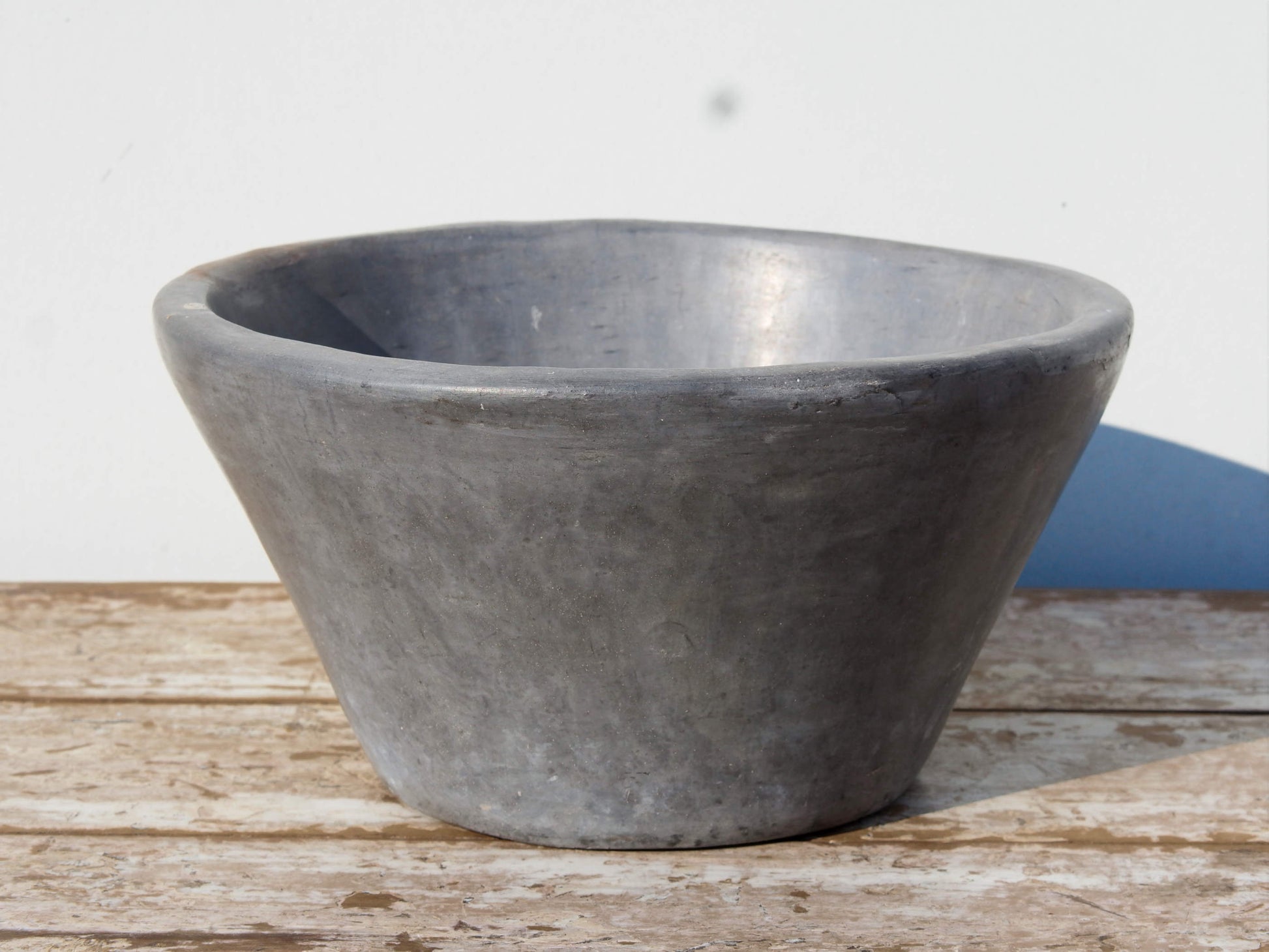 Vaso tadelakt, un intonaco di origine marocchina tipico della città di Marrakech, un metodo completamente ecologico basato sull'utilizzo di calce idrata, sapone nero, pigmenti naturali e cere. Dimensioni Diametro 31 h16cm.