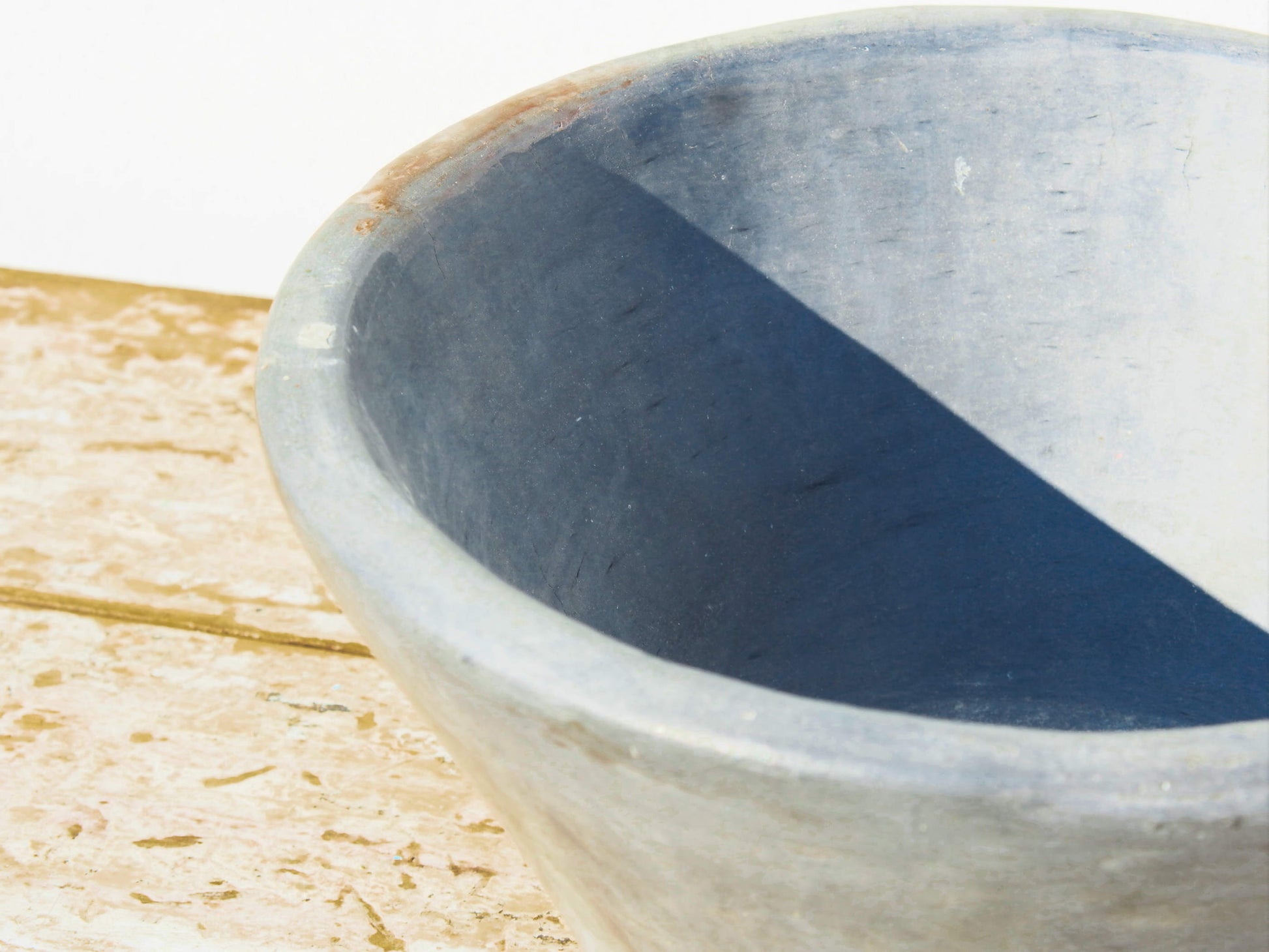 Vaso tadelakt, un intonaco di origine marocchina tipico della città di Marrakech, un metodo completamente ecologico basato sull'utilizzo di calce idrata, sapone nero, pigmenti naturali e cere. Dimensioni Diametro 31 h16cm.