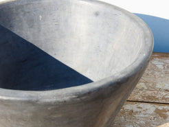 Vaso tadelakt, un intonaco di origine marocchina tipico della città di Marrakech, un metodo completamente ecologico basato sull'utilizzo di calce idrata, sapone nero, pigmenti naturali e cere. Dimensioni Diametro 31 h16cm.