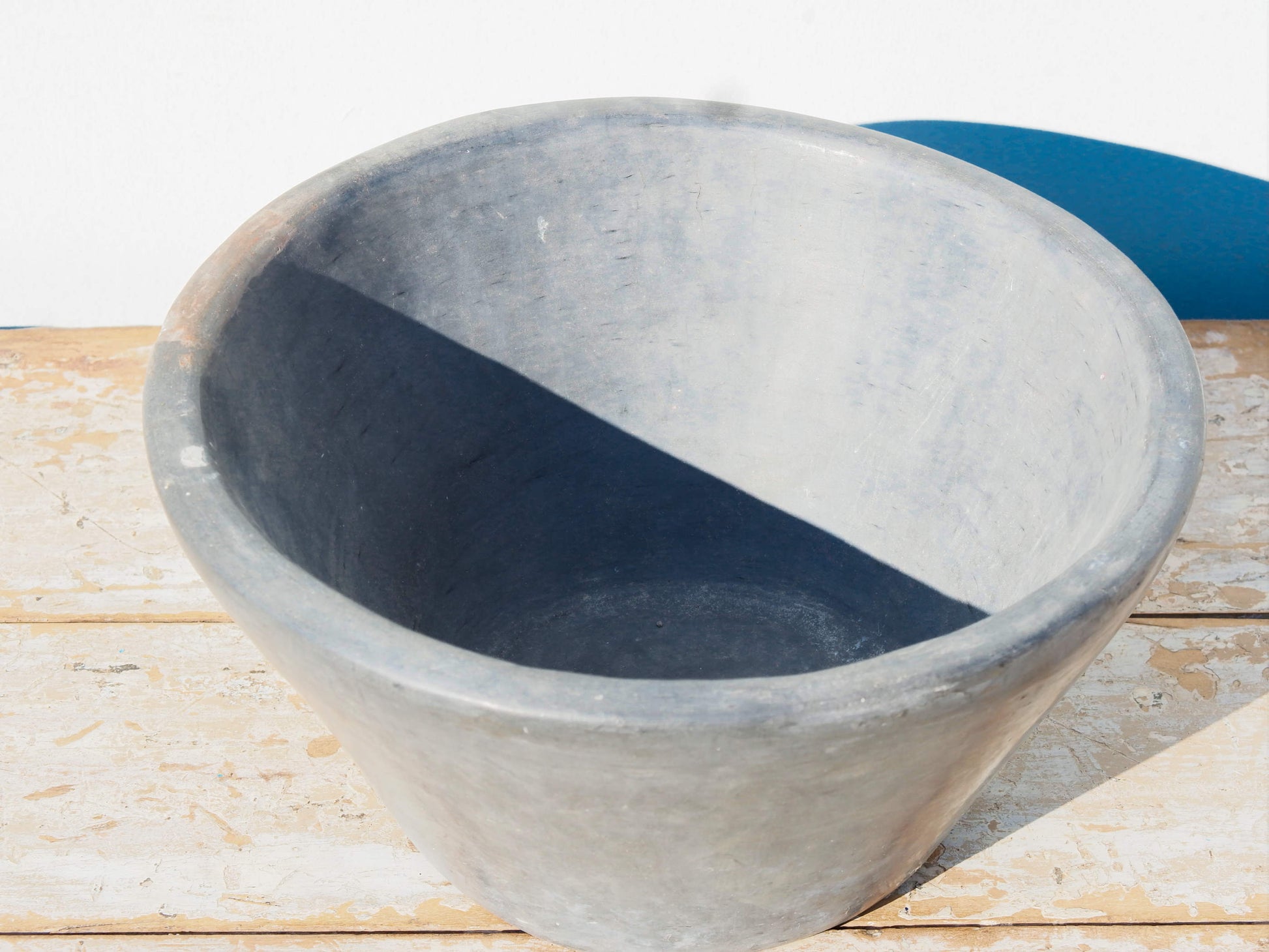 Vaso tadelakt, un intonaco di origine marocchina tipico della città di Marrakech, un metodo completamente ecologico basato sull'utilizzo di calce idrata, sapone nero, pigmenti naturali e cere. Dimensioni Diametro 31 h16cm.