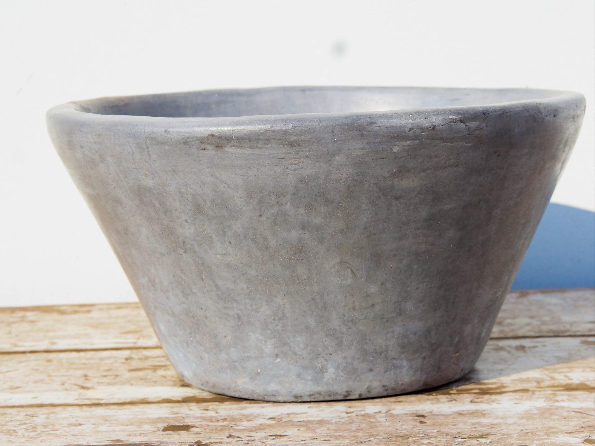 Vaso tadelakt, un intonaco di origine marocchina tipico della città di Marrakech, un metodo completamente ecologico basato sull'utilizzo di calce idrata, sapone nero, pigmenti naturali e cere. Dimensioni Diametro 31 h16cm.