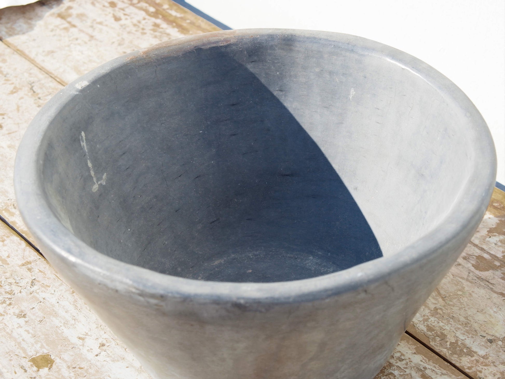 Vaso tadelakt, un intonaco di origine marocchina tipico della città di Marrakech, un metodo completamente ecologico basato sull'utilizzo di calce idrata, sapone nero, pigmenti naturali e cere. Dimensioni Diametro 31 h16cm.