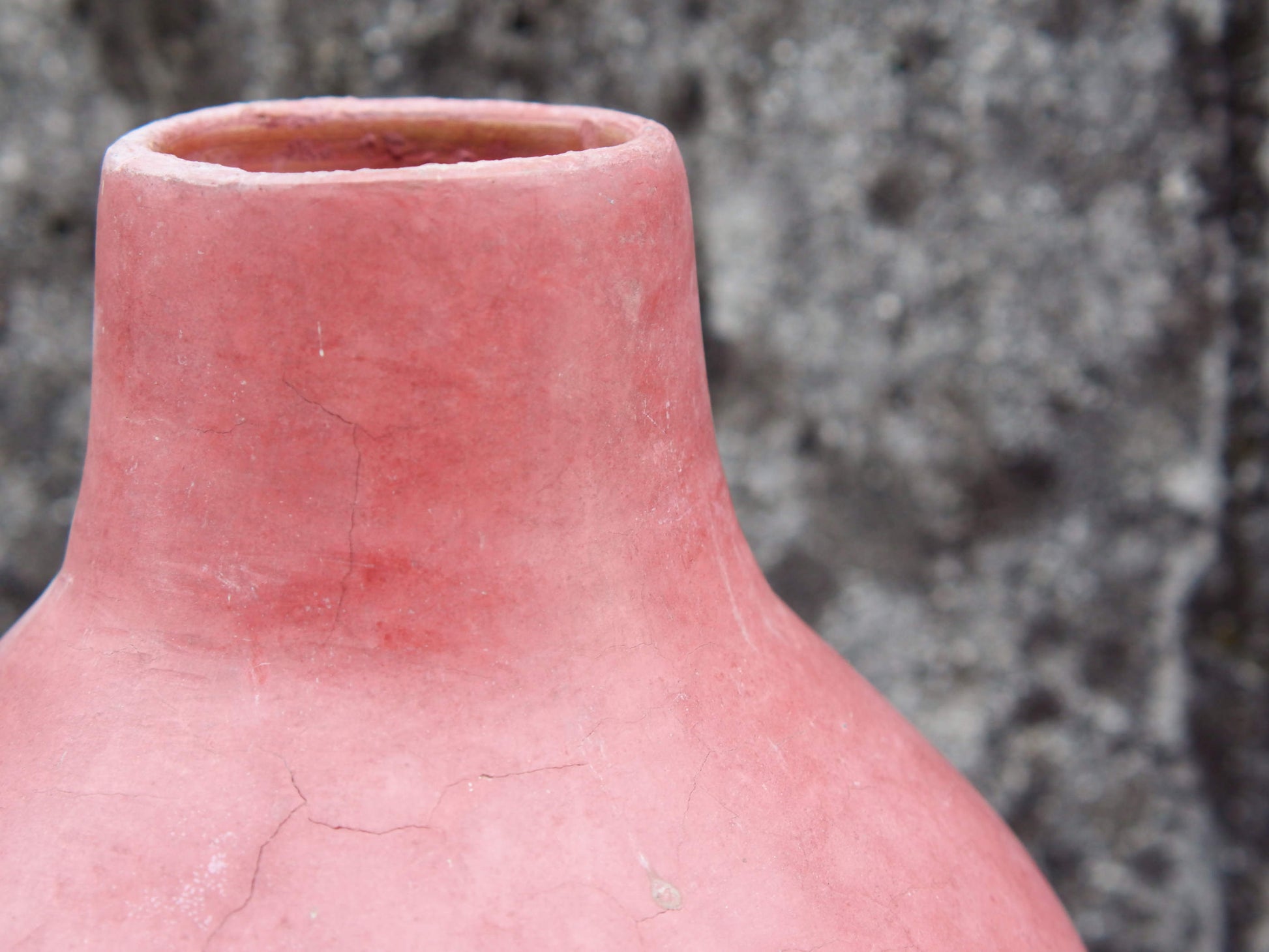 Vaso tadelakt, un intonaco di origine marocchina tipico della città di Marrakech, un metodo completamente ecologico basato sull'utilizzo di calce idrata, sapone nero, pigmenti naturali e cere. Dimensioni Diametro 25 h44cm.