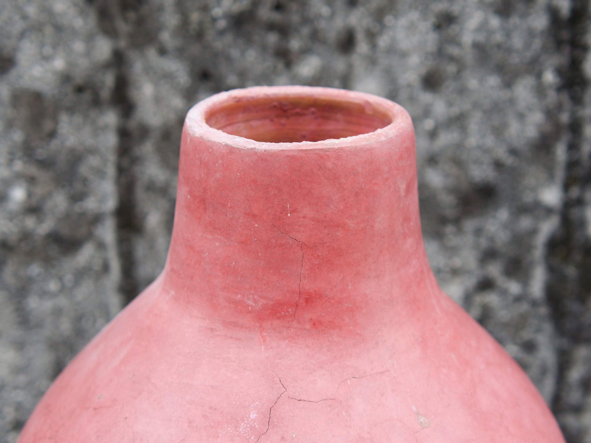 Vaso tadelakt, un intonaco di origine marocchina tipico della città di Marrakech, un metodo completamente ecologico basato sull'utilizzo di calce idrata, sapone nero, pigmenti naturali e cere. Dimensioni Diametro 25 h44cm.