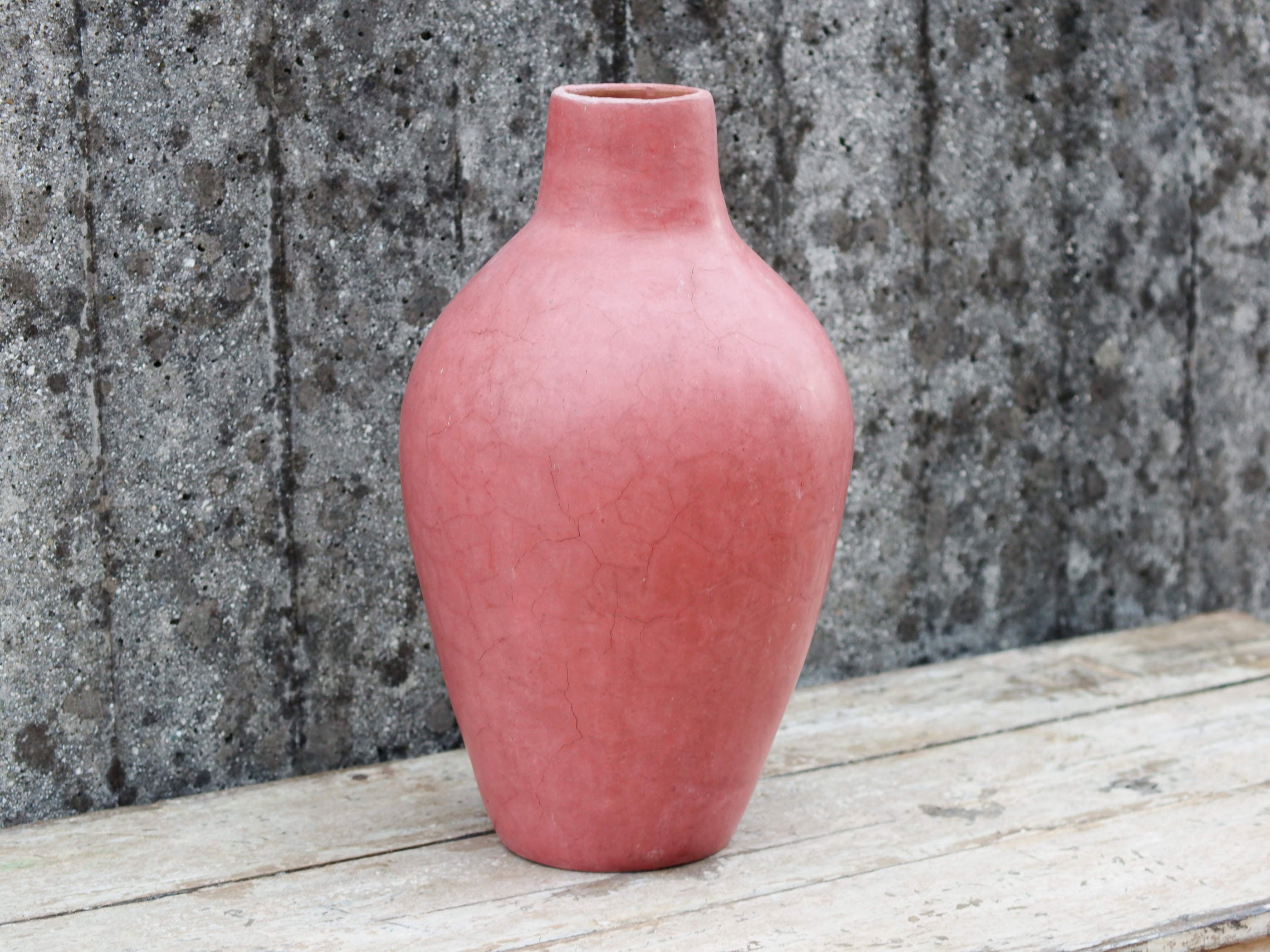 Vaso tadelakt, un intonaco di origine marocchina tipico della città di Marrakech, un metodo completamente ecologico basato sull'utilizzo di calce idrata, sapone nero, pigmenti naturali e cere. Dimensioni Diametro 25 h44cm.