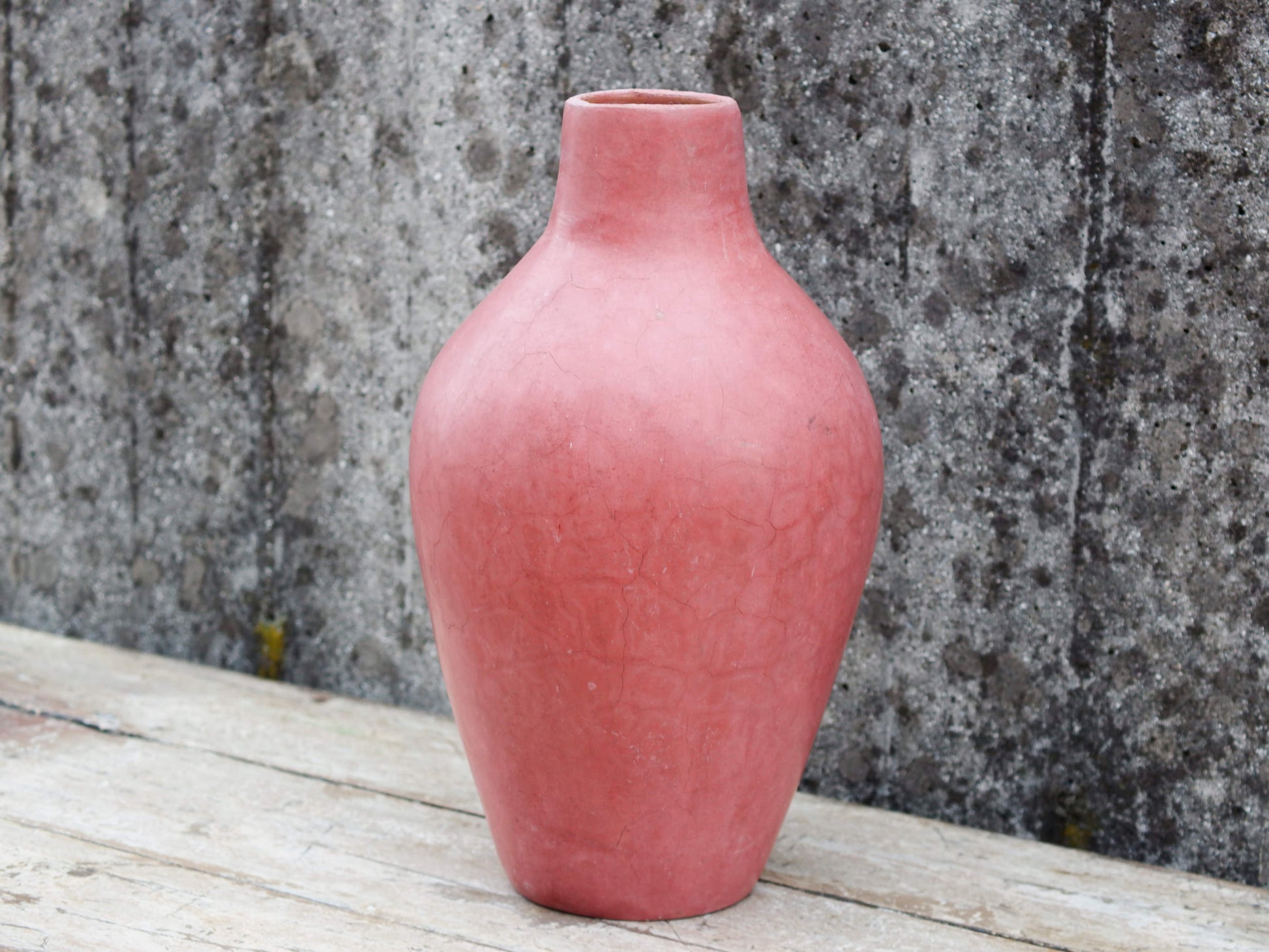 Vaso tadelakt, un intonaco di origine marocchina tipico della città di Marrakech, un metodo completamente ecologico basato sull'utilizzo di calce idrata, sapone nero, pigmenti naturali e cere. Dimensioni Diametro 25 h44cm.