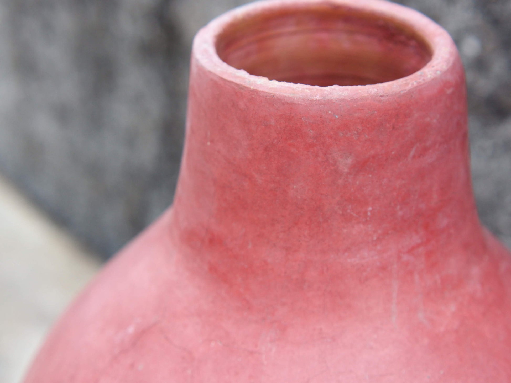 Vaso tadelakt, un intonaco di origine marocchina tipico della città di Marrakech, un metodo completamente ecologico basato sull'utilizzo di calce idrata, sapone nero, pigmenti naturali e cere. Dimensioni Diametro 25 h44cm.