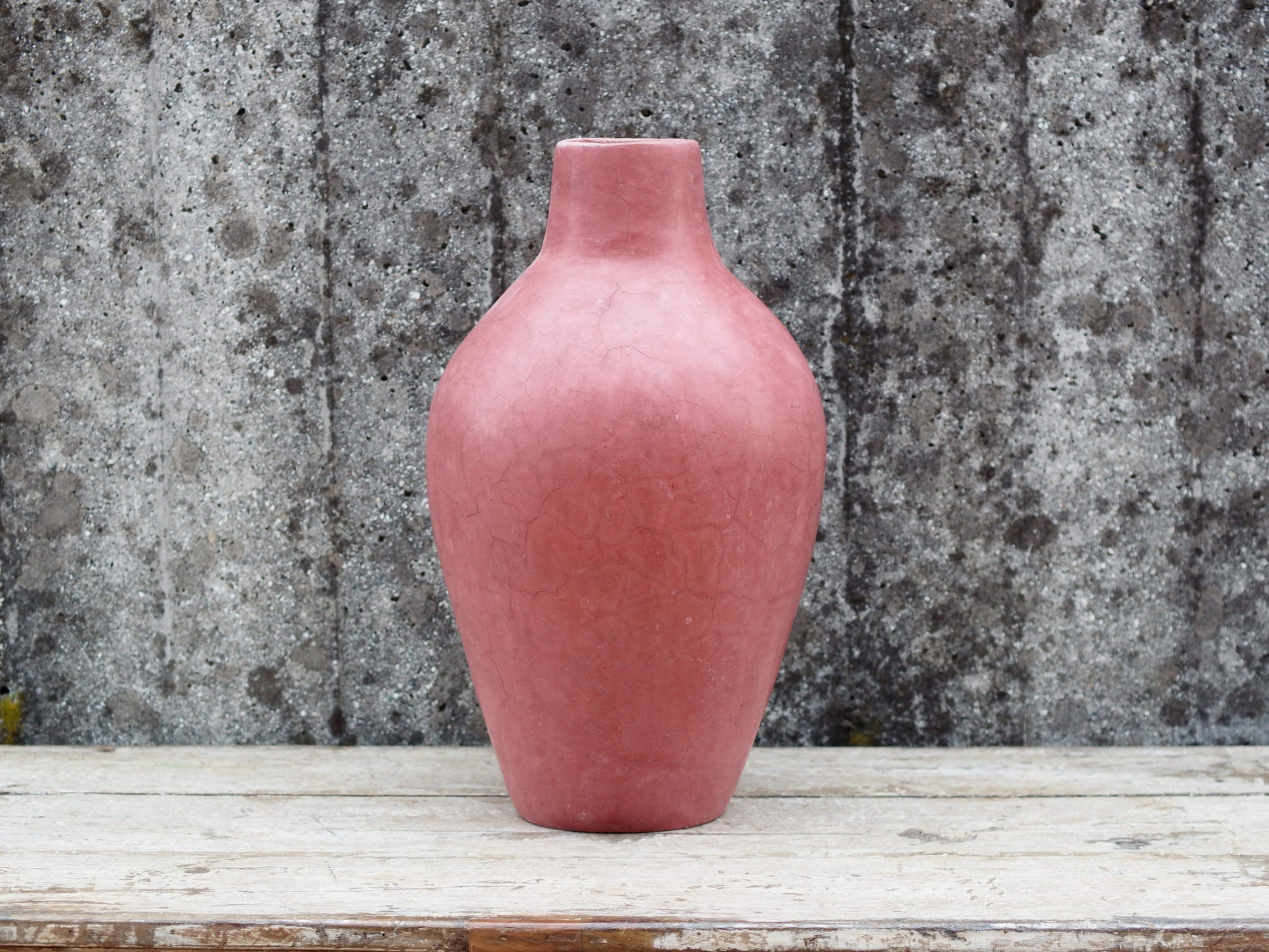 Vaso tadelakt, un intonaco di origine marocchina tipico della città di Marrakech, un metodo completamente ecologico basato sull'utilizzo di calce idrata, sapone nero, pigmenti naturali e cere. Dimensioni Diametro 25 h44cm.
