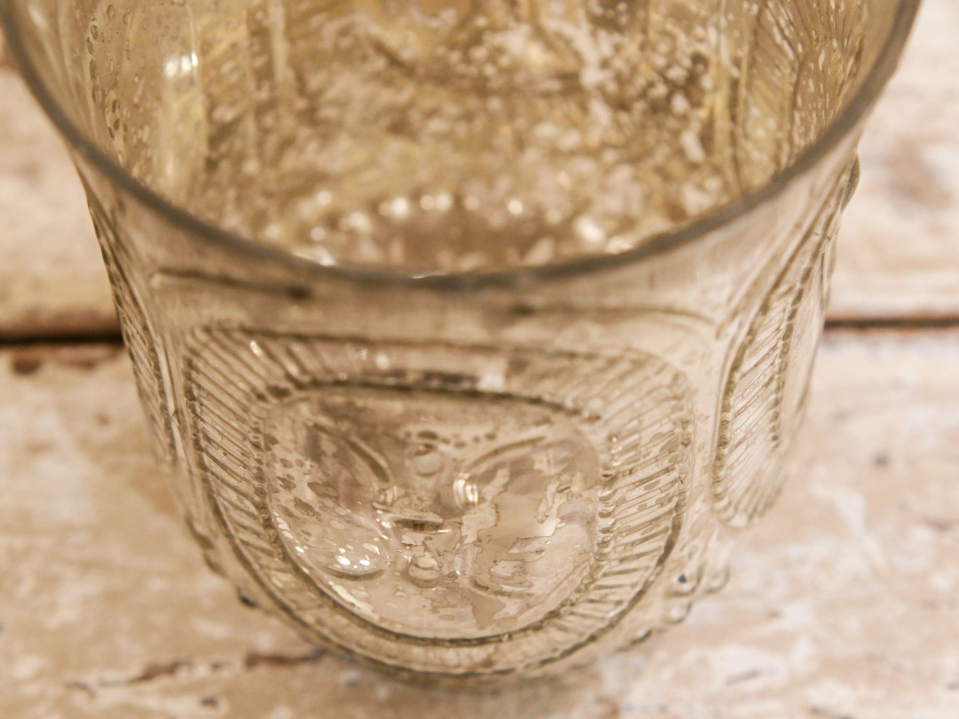 Vaso in vetro decorato a rilievo con foglia argento. Lavorata artigialmente. Dimensioni Diametro 15 h18cm.  per ulteriori info... info@etniko.it 0039 3338778241 whatsapp. www.etniko.it instagram , facebook, etsy : etnikobycrosato