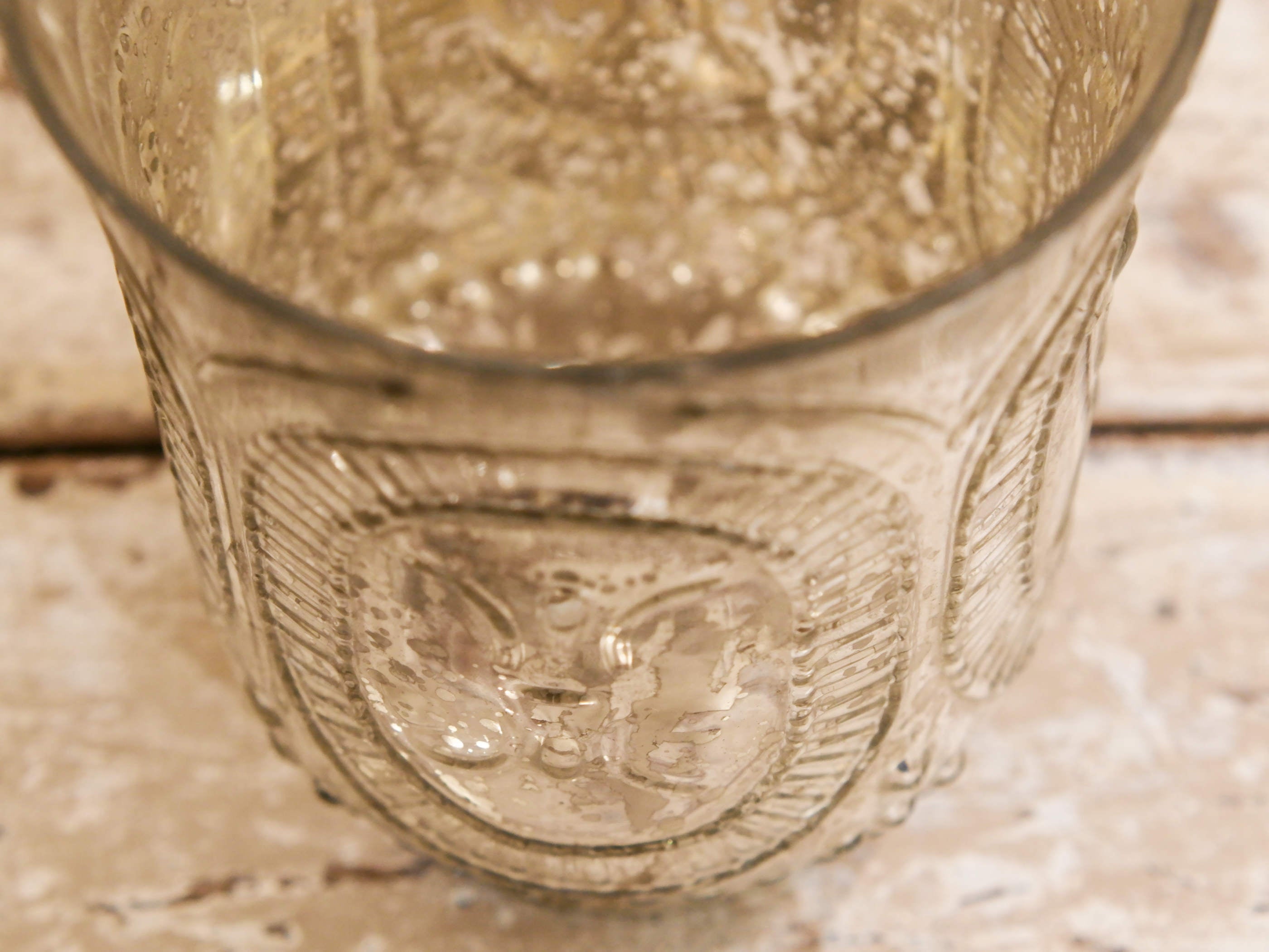 Vaso in vetro decorato a rilievo con foglia argento. Lavorata artigialmente. Dimensioni Diametro 15 h18cm.  per ulteriori info... info@etniko.it 0039 3338778241 whatsapp. www.etniko.it instagram , facebook, etsy : etnikobycrosato