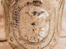 Carica l&#39;immagine nel visualizzatore di Gallery, Vaso in vetro decorato a rilievo con foglia argento. Lavorata artigialmente. Dimensioni Diametro 15 h18cm.  per ulteriori info... info@etniko.it 0039 3338778241 whatsapp. www.etniko.it instagram , facebook, etsy : etnikobycrosato