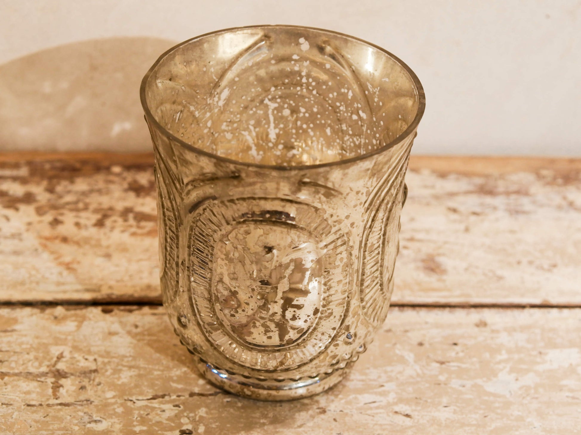 Vaso in vetro decorato a rilievo con foglia argento. Lavorata artigialmente. Dimensioni Diametro 15 h18cm.  per ulteriori info... info@etniko.it 0039 3338778241 whatsapp. www.etniko.it instagram , facebook, etsy : etnikobycrosato