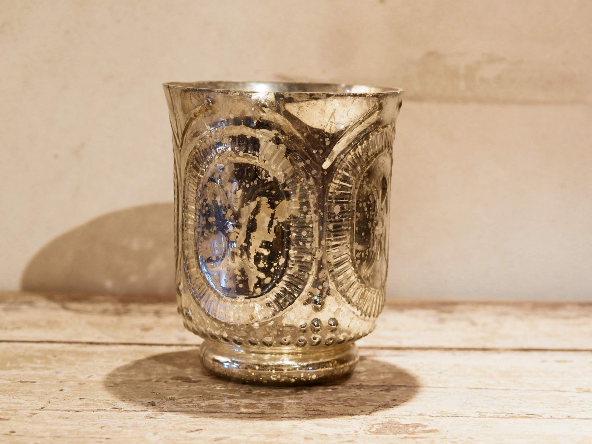 Vaso in vetro decorato a rilievo con foglia argento. Lavorata artigialmente. Dimensioni Diametro 15 h18cm.  per ulteriori info... info@etniko.it 0039 3338778241 whatsapp. www.etniko.it instagram , facebook, etsy : etnikobycrosato