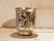 Carica l&#39;immagine nel visualizzatore di Gallery, Vaso in vetro decorato a rilievo con foglia argento. Lavorata artigialmente. Dimensioni Diametro 15 h18cm.  per ulteriori info... info@etniko.it 0039 3338778241 whatsapp. www.etniko.it instagram , facebook, etsy : etnikobycrosato