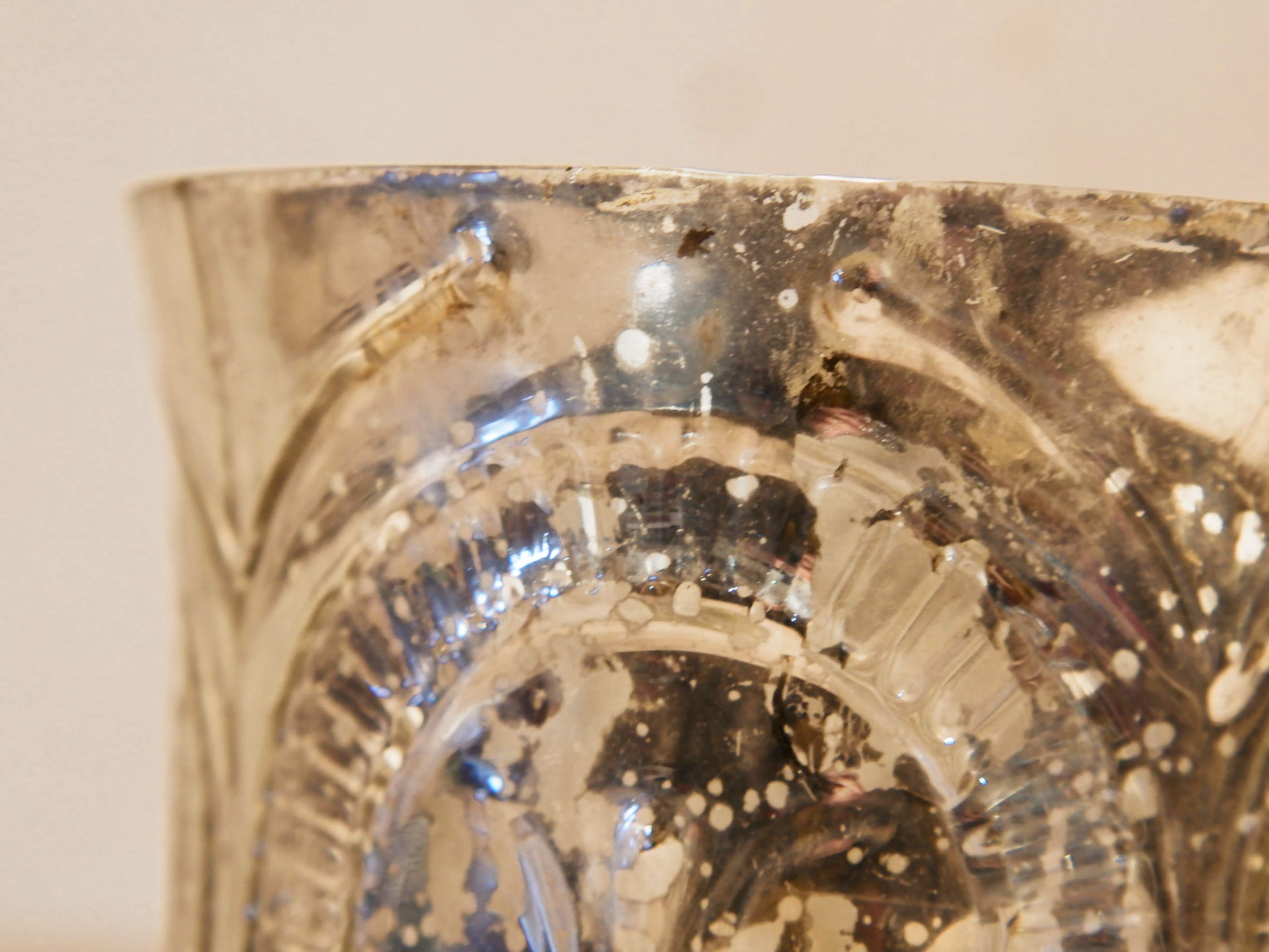 Vaso in vetro decorato a rilievo con foglia argento. Lavorata artigialmente. Dimensioni Diametro 15 h18cm.  per ulteriori info... info@etniko.it 0039 3338778241 whatsapp. www.etniko.it instagram , facebook, etsy : etnikobycrosato