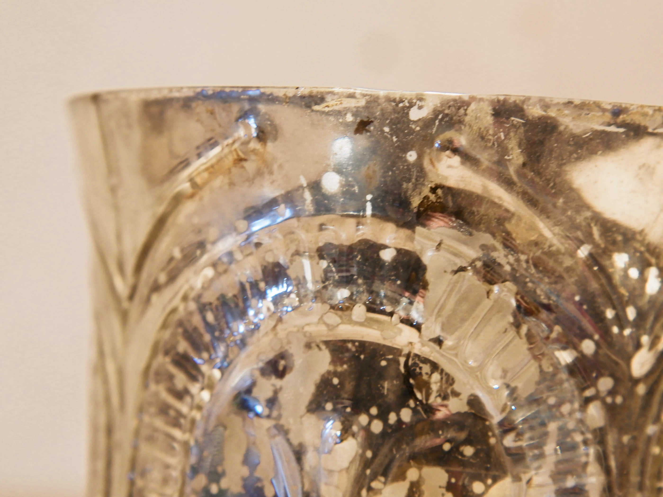 Vaso in vetro decorato a rilievo con foglia argento. Lavorata artigialmente. Dimensioni Diametro 15 h18cm.  per ulteriori info... info@etniko.it 0039 3338778241 whatsapp. www.etniko.it instagram , facebook, etsy : etnikobycrosato