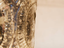 Carica l&#39;immagine nel visualizzatore di Gallery, Vaso in vetro decorato a rilievo con foglia argento. Lavorata artigialmente. Dimensioni Diametro 15 h18cm.  per ulteriori info... info@etniko.it 0039 3338778241 whatsapp. www.etniko.it instagram , facebook, etsy : etnikobycrosato