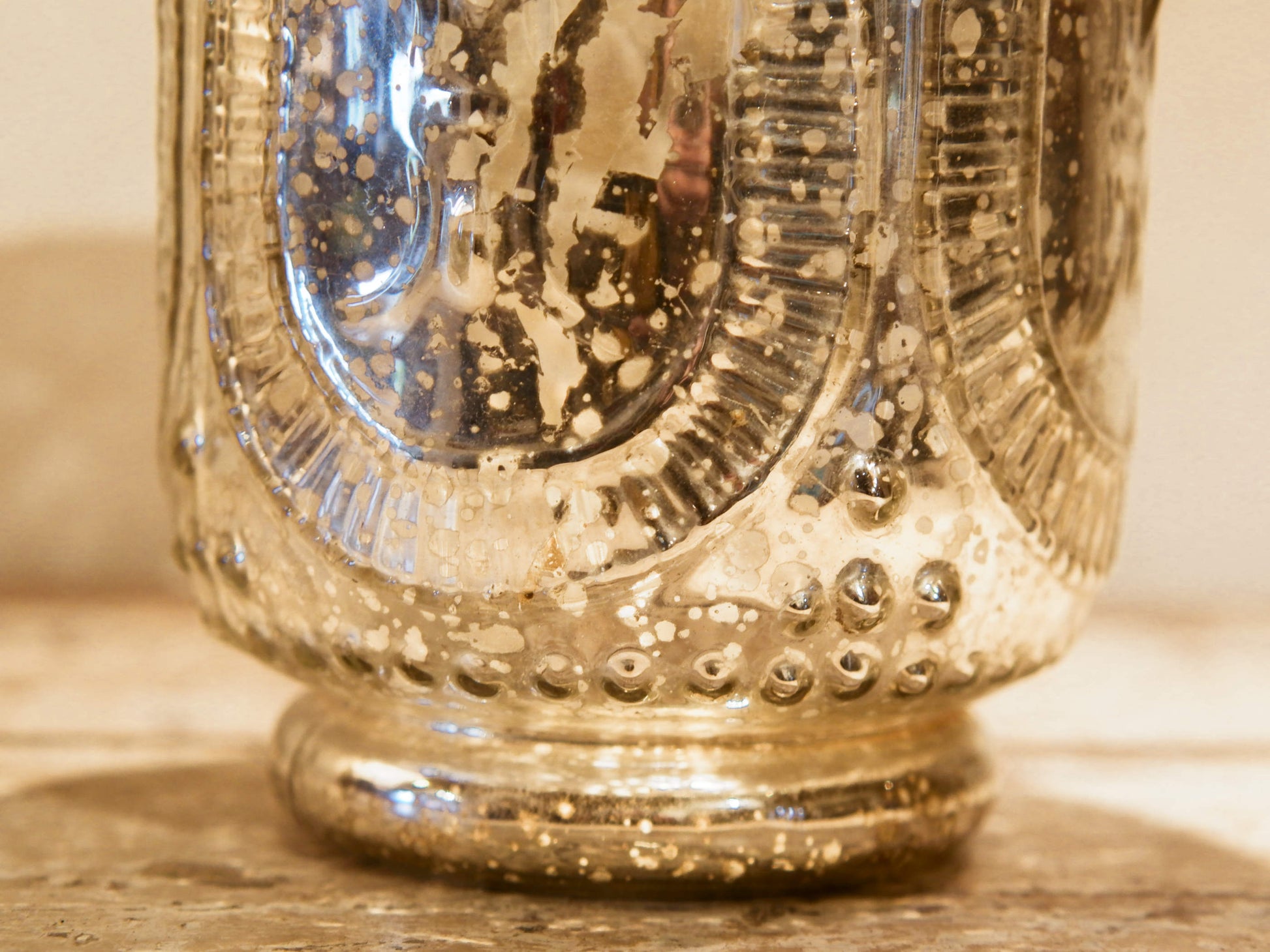 Vaso in vetro decorato a rilievo con foglia argento. Lavorata artigialmente. Dimensioni Diametro 15 h18cm.  per ulteriori info... info@etniko.it 0039 3338778241 whatsapp. www.etniko.it instagram , facebook, etsy : etnikobycrosato