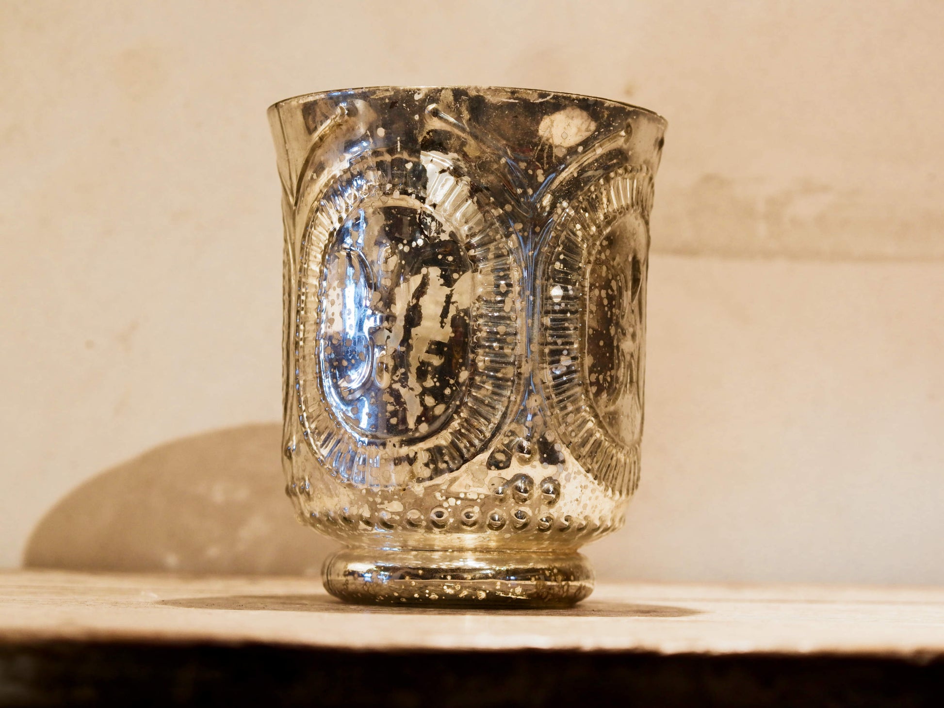 Vaso in vetro decorato a rilievo con foglia argento. Lavorata artigialmente. Dimensioni Diametro 15 h18cm.  per ulteriori info... info@etniko.it 0039 3338778241 whatsapp. www.etniko.it instagram , facebook, etsy : etnikobycrosato