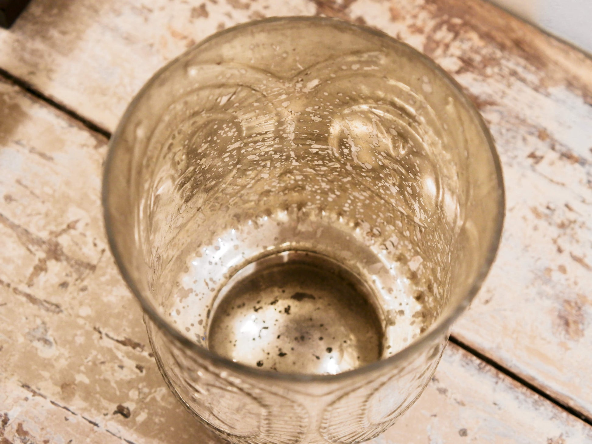Vaso in vetro decorato a rilievo con foglia argento. Lavorata artigialmente. Dimensioni Diametro 15 h18cm.  per ulteriori info... info@etniko.it 0039 3338778241 whatsapp. www.etniko.it instagram , facebook, etsy : etnikobycrosato