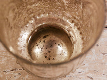 Carica l&#39;immagine nel visualizzatore di Gallery, Vaso in vetro decorato a rilievo con foglia argento. Lavorata artigialmente. Dimensioni Diametro 15 h18cm.  per ulteriori info... info@etniko.it 0039 3338778241 whatsapp. www.etniko.it instagram , facebook, etsy : etnikobycrosato